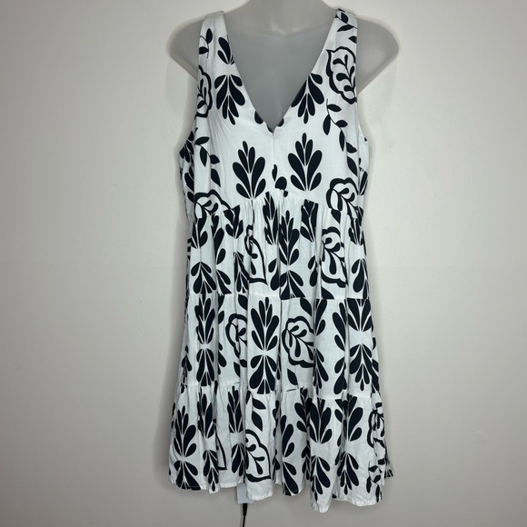 Sincerly Jules Dresses & Skirts - Sincerely Jules White Black V neck paisley tiered mini dress sleeveless large